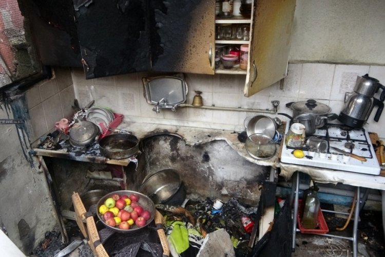Yangında evleri k&uuml;le d&ouml;nen aile yardım bekliyor