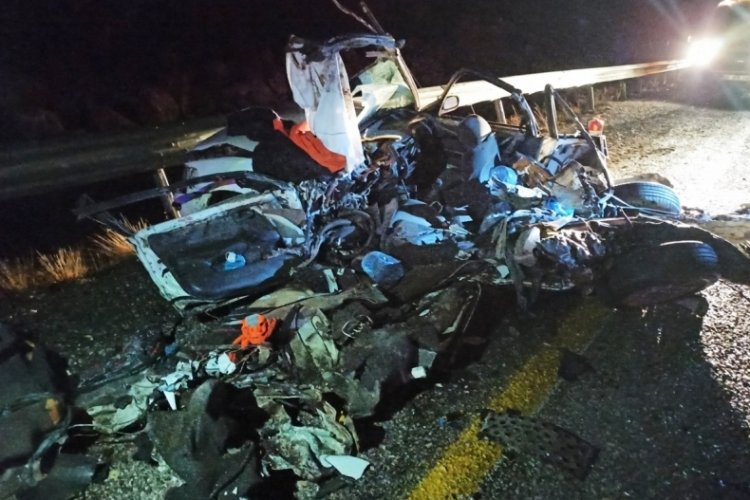 Tırın &ccedil;arptığı otomobil hurdaya d&ouml;nd&uuml;: 1 &ouml;l&uuml;, 1 yaralı