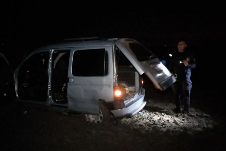 İki polis aracına &ccedil;arpıp ka&ccedil;tı, otomobili &ccedil;amura saplanınca yakalandı