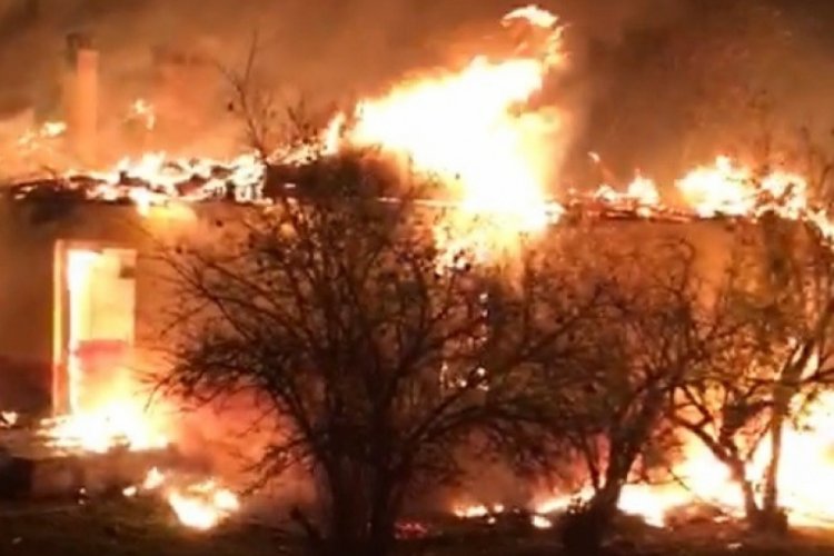 Mersin'de terkedilmiş okul yandı