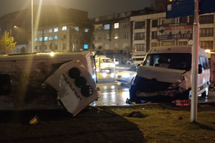 İstanbul'da iki servis minib&uuml;s&uuml; &ccedil;arpıştı