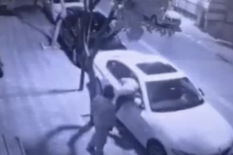 İstanbul'da l&uuml;ks aracı saniyeler i&ccedil;inde soydular