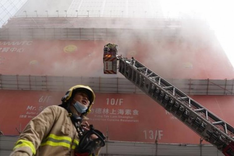 Hong Kong D&uuml;nya Ticaret Merkezi'nde yangın &ccedil;ıktı!