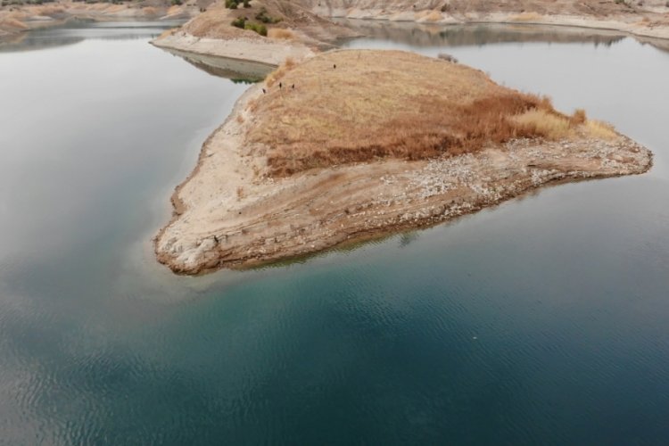 Adıyaman'da sular &ccedil;ekilince 4 bin yıllık h&ouml;y&uuml;k meydana &ccedil;ıktı