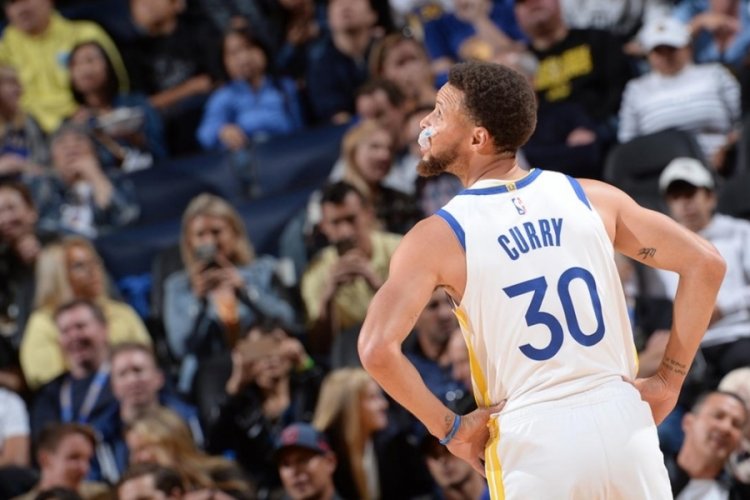 Stephen Curry, NBA tarihine ge&ccedil;ti!