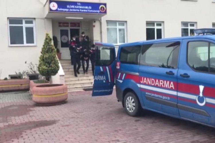 İstanbul Silivri'den &ccedil;aldıkları 500 yıllık İran halısını satmak isterken yakalandılar