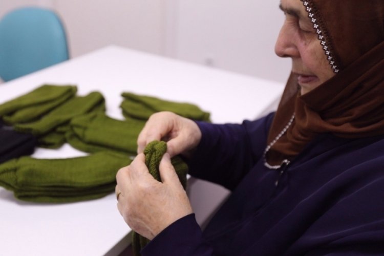 Kocaeli'de 78 yaşında, attığı her ilmek Mehmet&ccedil;ik'in i&ccedil;ini ısıtıyor