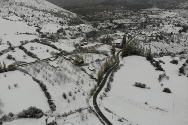 K&uuml;tahya'da y&uuml;ksek kesimlerde kar yağışı etkili oldu