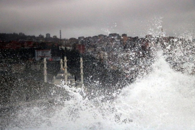 Zonguldak'ta r&uuml;zgar etkili olunca balık&ccedil;ılar denize a&ccedil;ılamadı