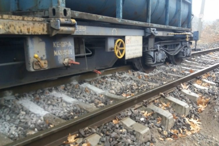 Adıyaman'da y&uuml;k treni raydan &ccedil;ıktı