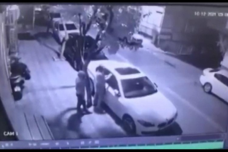 İstanbul Zeytinburnu'nda otomobilin elektronik ekranı saniyeler i&ccedil;inde &ccedil;alındı&nbsp;