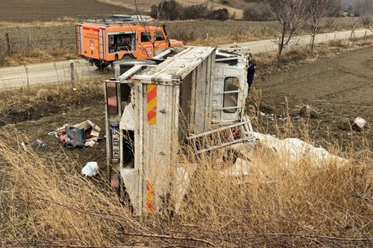 Kamyon şarampole yuvarlandı, ortalık kan g&ouml;l&uuml;ne d&ouml;nd&uuml;