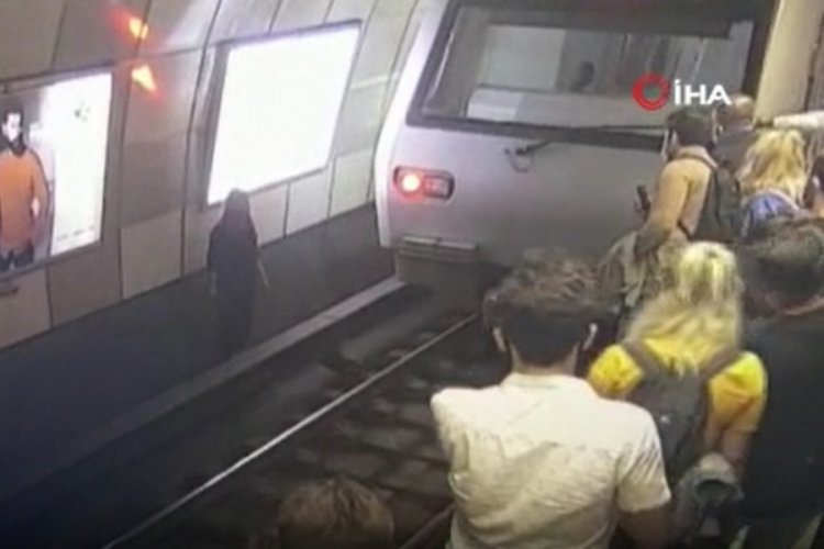 Metronun &ouml;n&uuml;ne atlayan kadının o anları saniye saniye kamerada