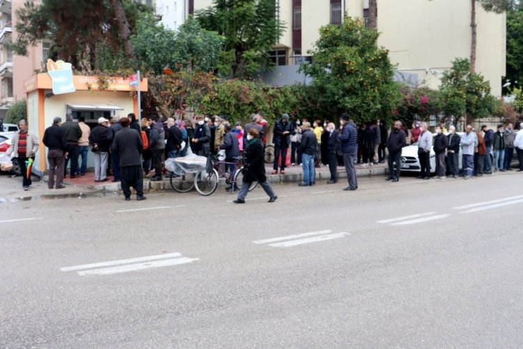 Adana'da 1 liralık ekmek kuyruğu