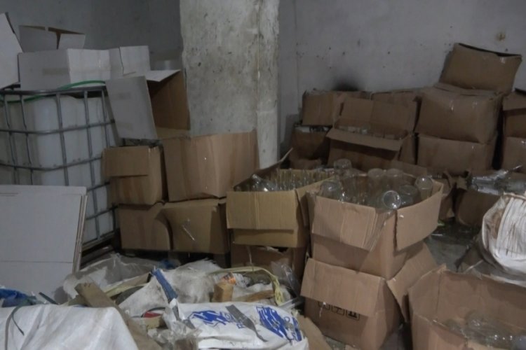 Sahte i&ccedil;ki &uuml;reticilere baskın! Tonlarca...