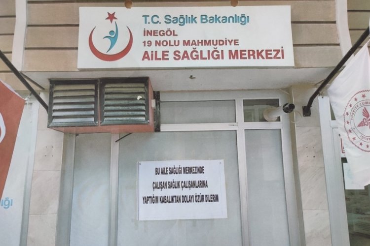 Bursa'da aile sağlığı merkezinin camına '&Ouml;z&uuml;r dilerim' yazısı asınca kurtuldu
