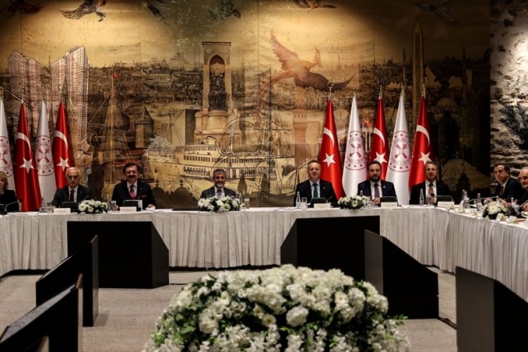 Hazine ve Maliye Bakanı Nureddin Nebati: İş adamları 100'er milyon dolar bozdursun