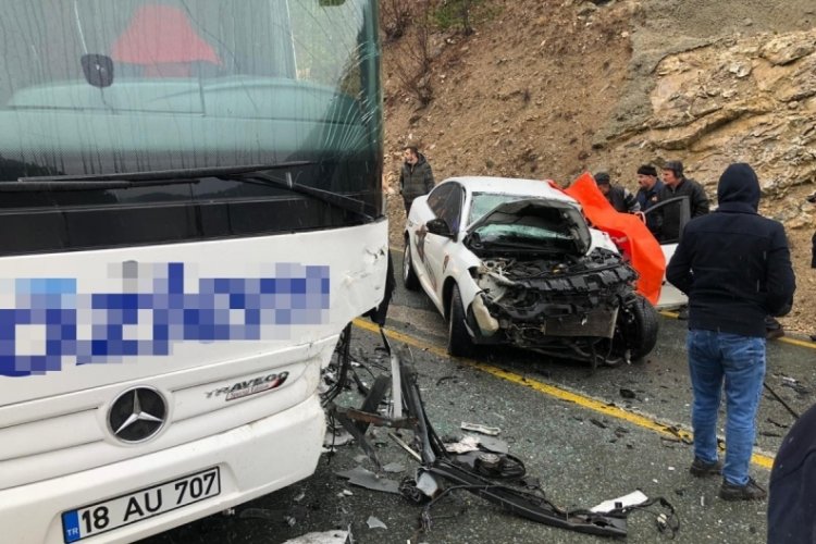 Otomobil ile yolcu otob&uuml;s&uuml; &ccedil;arpıştı: 1 yaralı