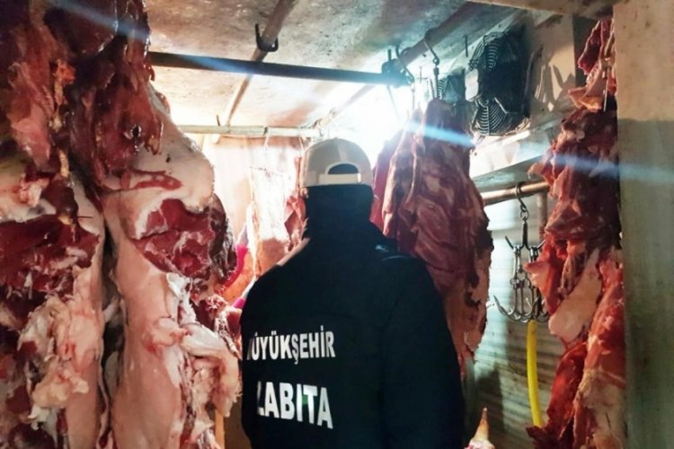 Vatandaşları zehirleyeceklerdi: Usuls&uuml;z etlere el kondu!