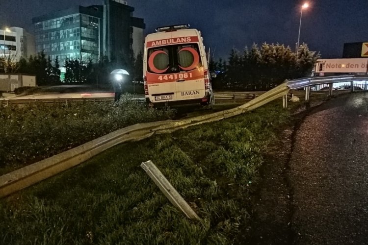 İstanbul'da &ouml;n&uuml;ne otomobil &ccedil;ıkan ambulans bariyeri aşıp yoldan &ccedil;ıktı