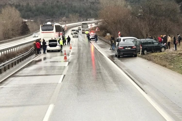 Yolcu otob&uuml;s&uuml; bariyerlere &ccedil;arptı, faciadan d&ouml;n&uuml;ld&uuml;