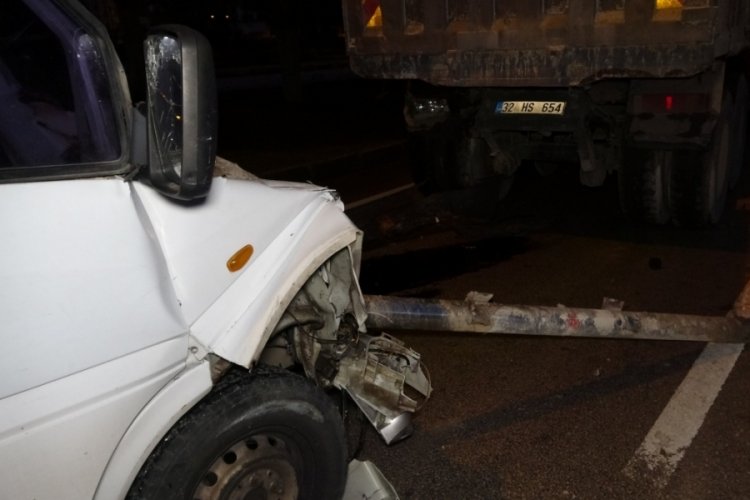 Isparta'da minib&uuml;sle kamyon &ccedil;arpıştı: 1 yaralı