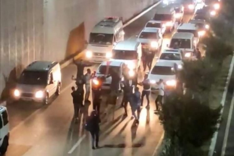 Trafikte durup g&ouml;bek atan d&uuml;ğ&uuml;n konvoyuna 2 bin 600 TL ceza
