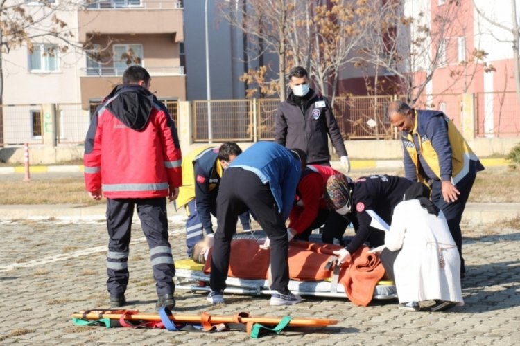 17 yaşındaki gen&ccedil; okul binasının 5. katından atlayarak intihara teşebb&uuml;s etti