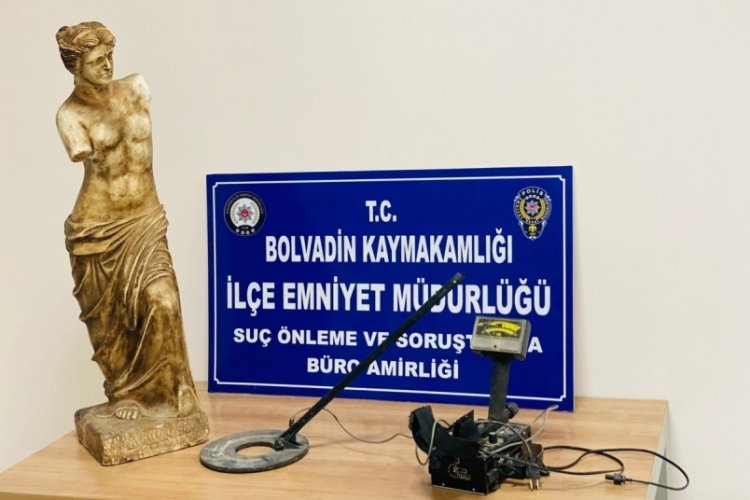 Polisin baskın d&uuml;zenlediği evden 1 metre heykel &ccedil;ıktı