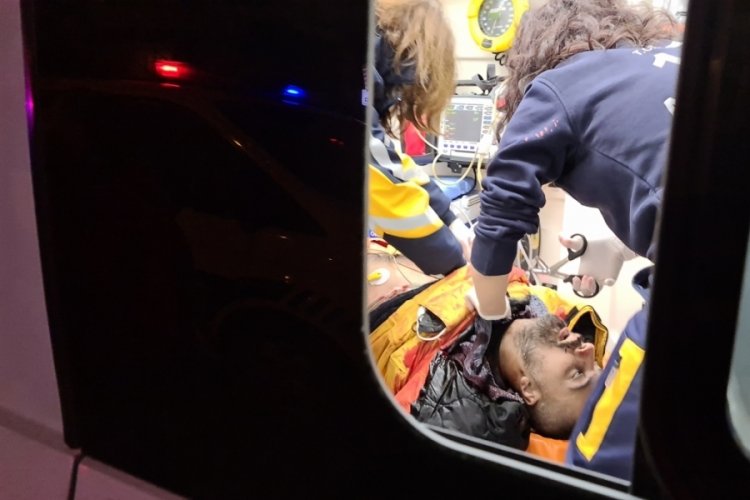 B&uuml;feyi basıp silahlı &ccedil;atışmaya girdiler: 3 yaralı