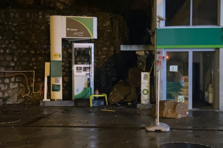 Kaya par&ccedil;aları akaryakıt istasyonunun &ouml;n&uuml;ne d&uuml;şt&uuml;