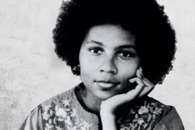 &Uuml;nl&uuml; yazar Bell Hooks yaşamını yitirdi
