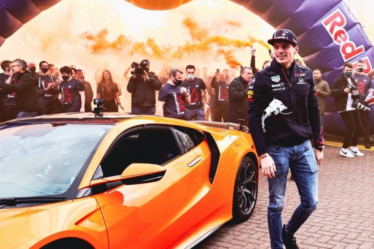 Verstappen'e şampiyona yakışan karşılama