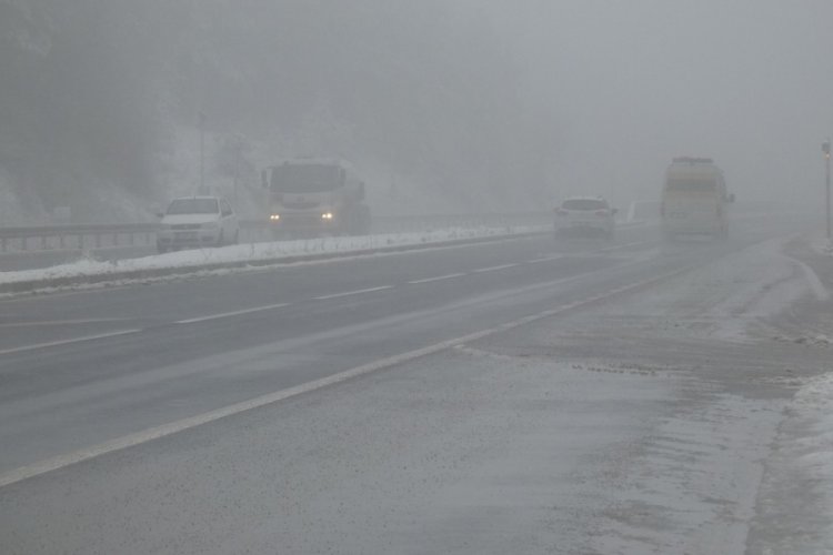 Bolu Dağı'nda kar ve sis yoğunluğu ulaşımı etkiledi