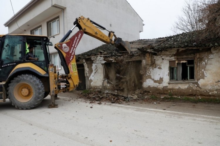 Bursa İneg&ouml;l'de 12 metruk bina yıkıldı