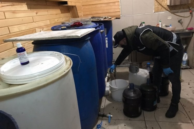 Bursa'da sahte i&ccedil;ki operasyonunda 2 ş&uuml;pheli g&ouml;zaltında