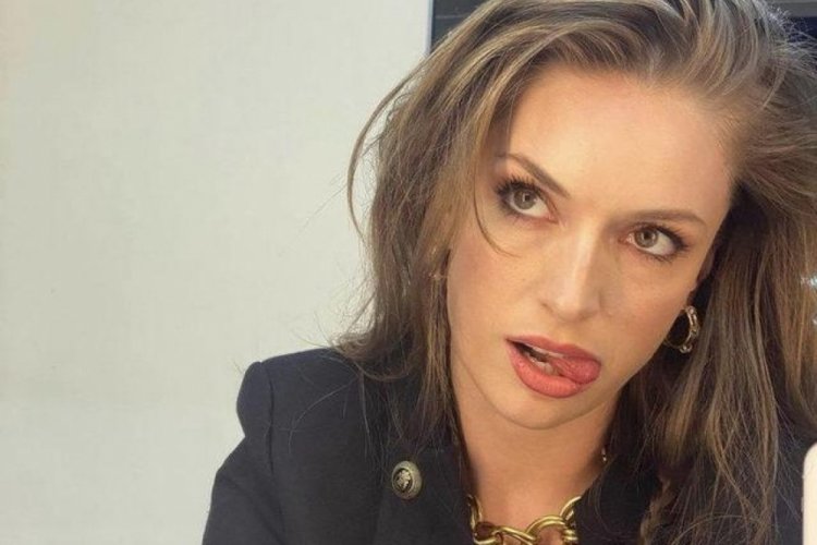 Yasemin Allen dilini &ccedil;ıkarıp poz verdi