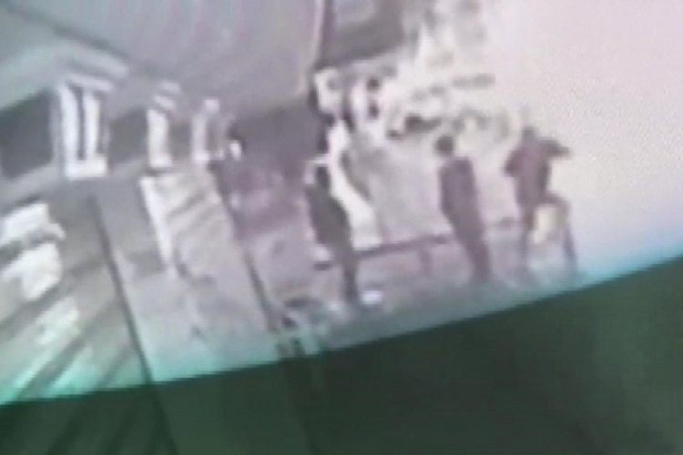 İstanbul Zeytinburnu'nda eli sopalı kişi 3 arkadaşa dehşeti yaşattı
