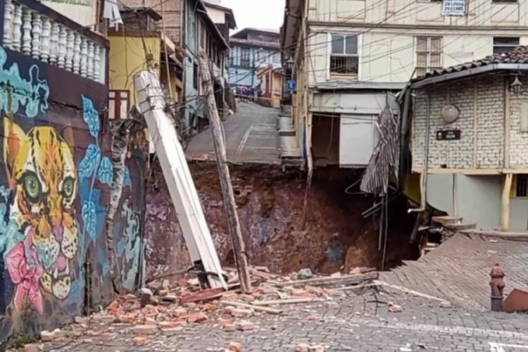 Ekvador'da oluşan obruk evleri i&ccedil;ine &ccedil;ekti