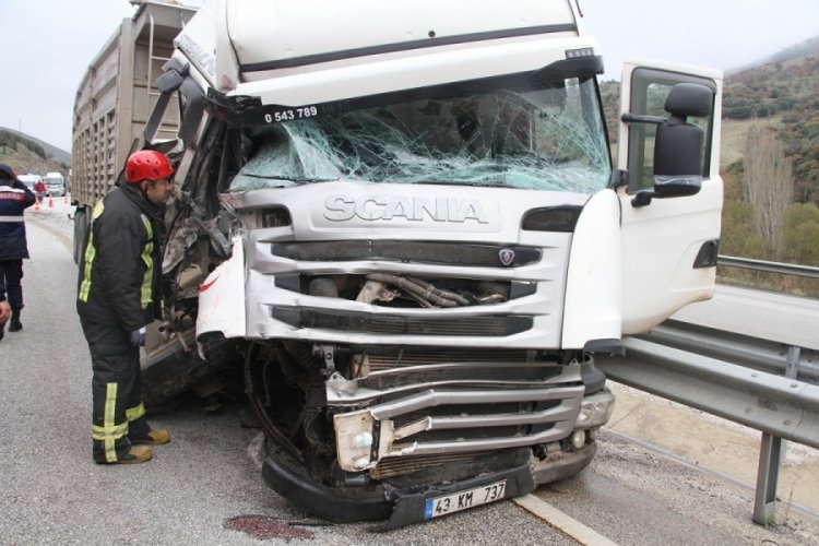 Freni tutmayan tır gemi motoru taşıyan konvoy aracıyla &ccedil;arpıştı