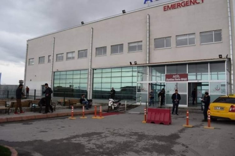 Bı&ccedil;aklı saldırgan 2 kişiyi yaraladı