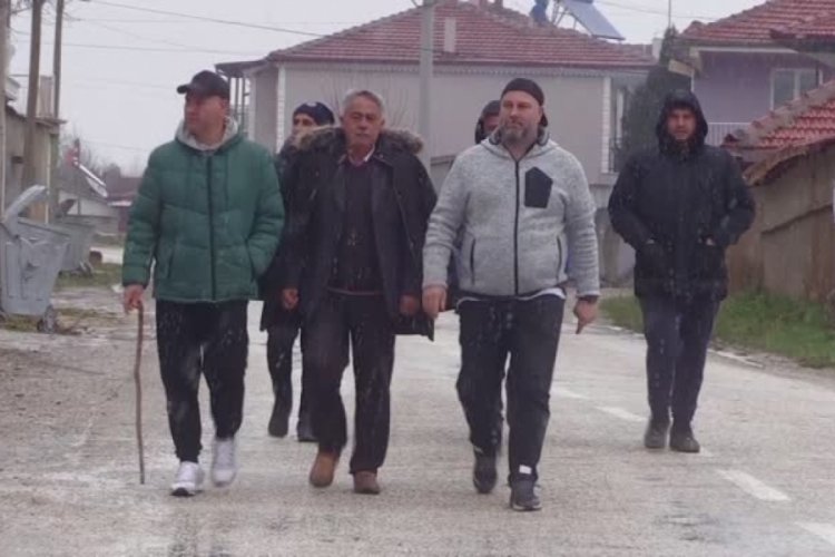 Cenazeleri karışan aile, oğulları ile kimsesiz kişiye ait cenazeyi yan yana defnetti