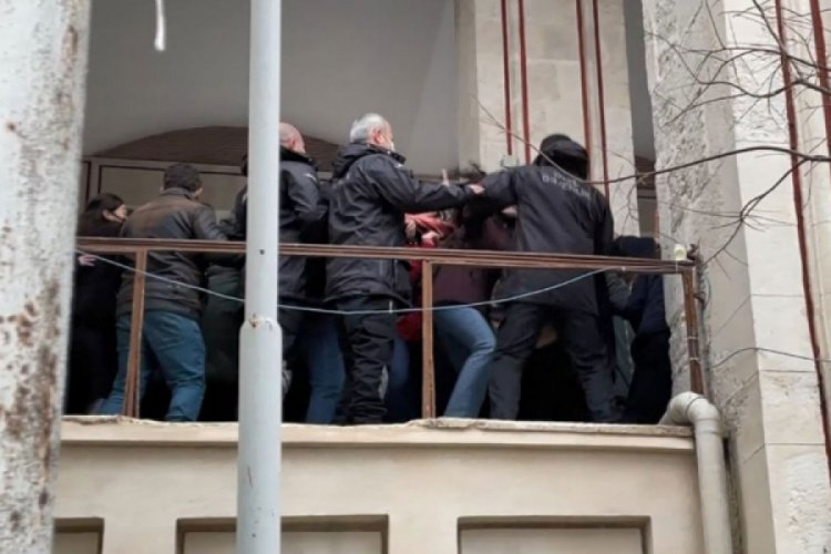 İstanbul &Uuml;niversitesi'nde karşıt g&ouml;r&uuml;şl&uuml; &ouml;ğrenciler arasında gerginlik