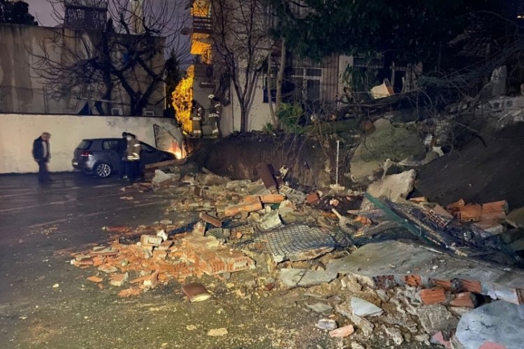 İstanbul'da istinat duvarı &ccedil;&ouml;kt&uuml;, 4 otomobil zarar g&ouml;rd&uuml;