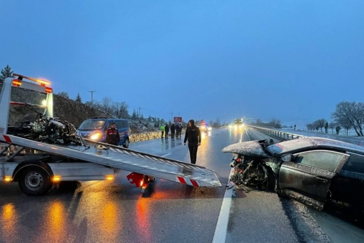 Kontrolden &ccedil;ıkan ara&ccedil; istinat duvarına &ccedil;arptı: 1 &ccedil;ocuk &ouml;ld&uuml;, 6 kişi yaralandı