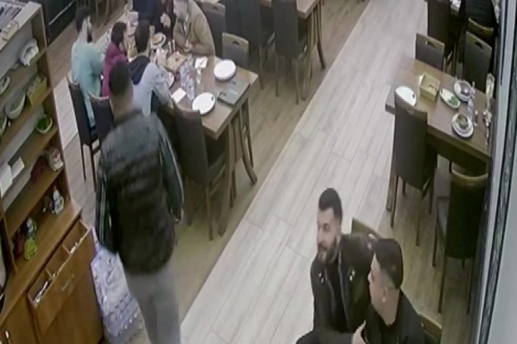 Restorandan &ccedil;ıkan polislere &ccedil;atallı saldırı