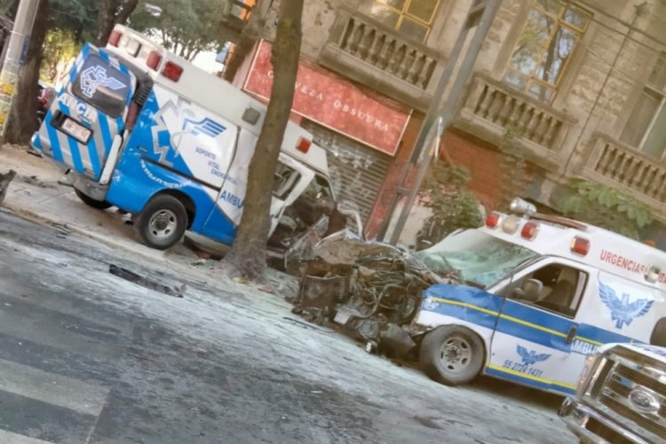 Meksika'da iki ambulans kafa kafaya &ccedil;arpıştı: 7 yaralı