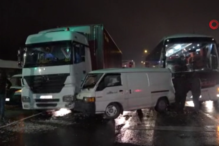 İstanbul zincirleme kaza, sal&ccedil;a y&uuml;kl&uuml; ara&ccedil; tır ile otob&uuml;s arasında sıkıştı