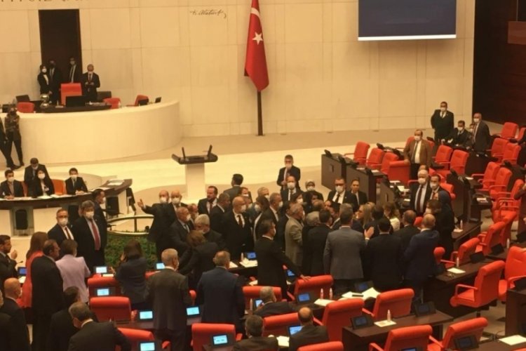 TBMM'de bu kez de kadın vekiller birbirine girdi