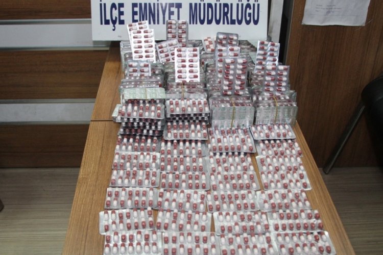Manisa'da 3 bin 744 adet sentetik uyuşturucu hap ele ge&ccedil;irildi